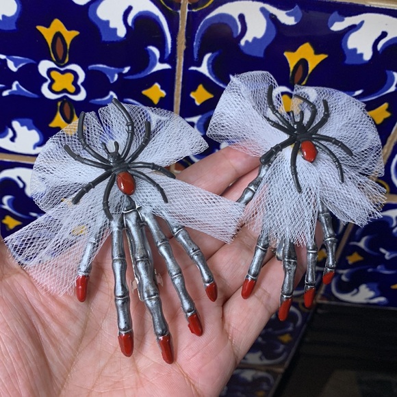 Pair Skeleton hands hair clips Halloween hair accessories - Picture 9 of 9